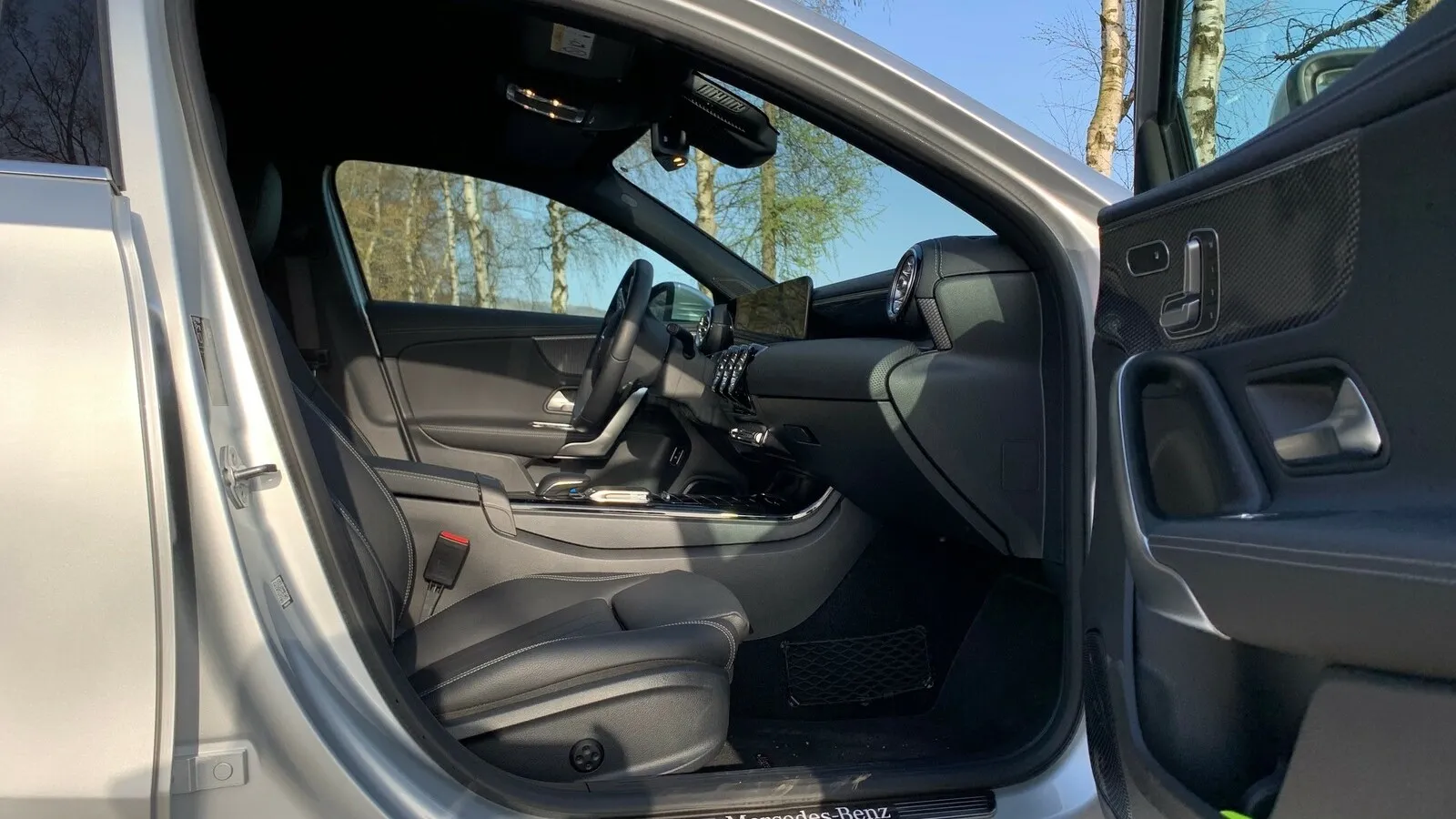 Fahrer und Beifahrer sitzen auf den sportlich geschnittenen Sesseln bequem und werden auch bei Kurvenfahrten gut in Position gehalten.